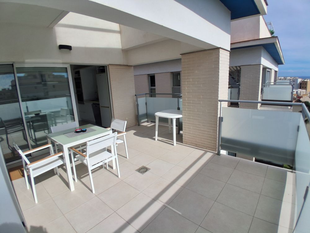 Se vende ático moderno con terraza en la azotea y vistas al mar en Villamartín.