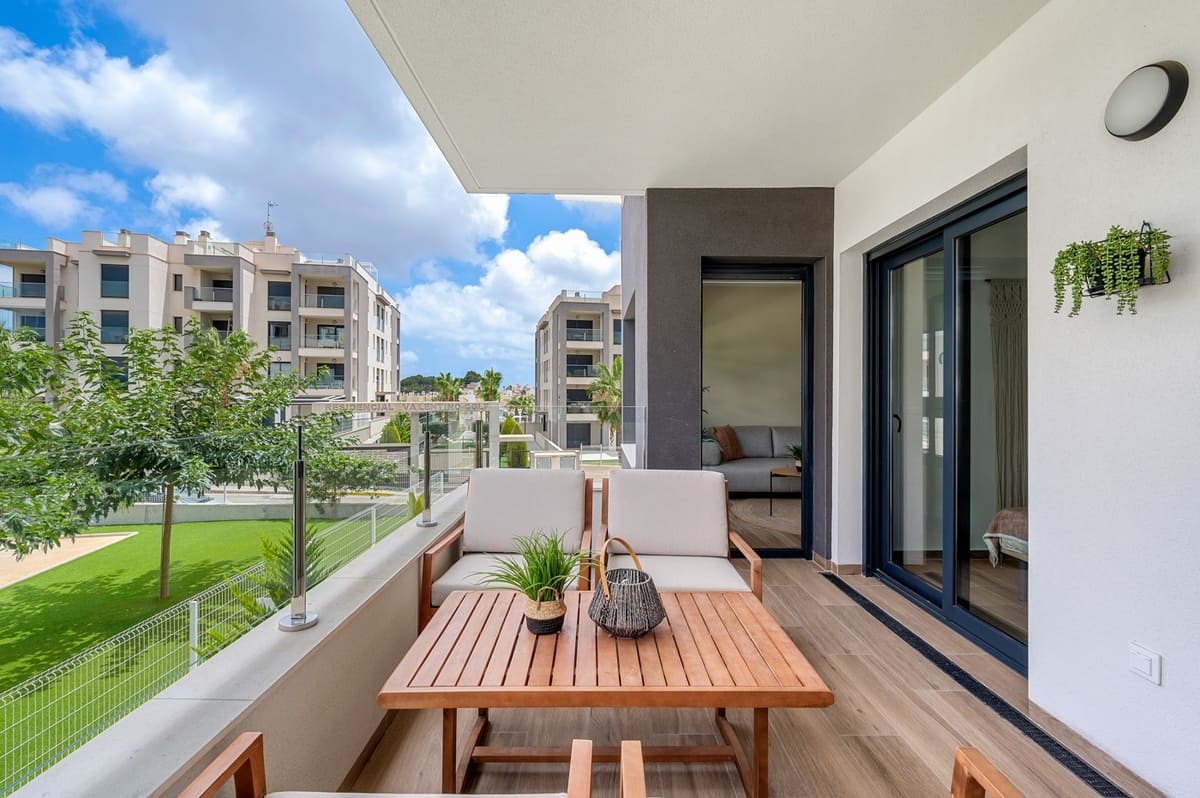 Modern as good as new apartment for sale in Valentino Golf III in Villamartin.